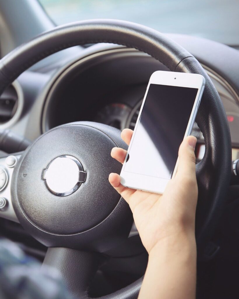 Bestuurder auto heeft gsm vast tijdens het rijden